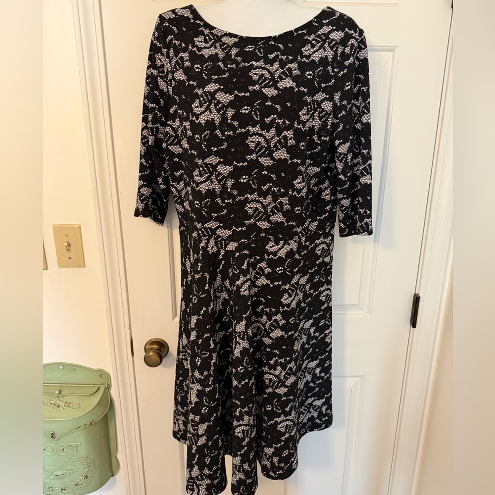 Leota | Black and White Long Sleeve Dress